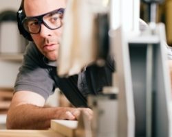 Viete, ktoré faktory na pracovisku ovplyvňujú vašu BOZP?